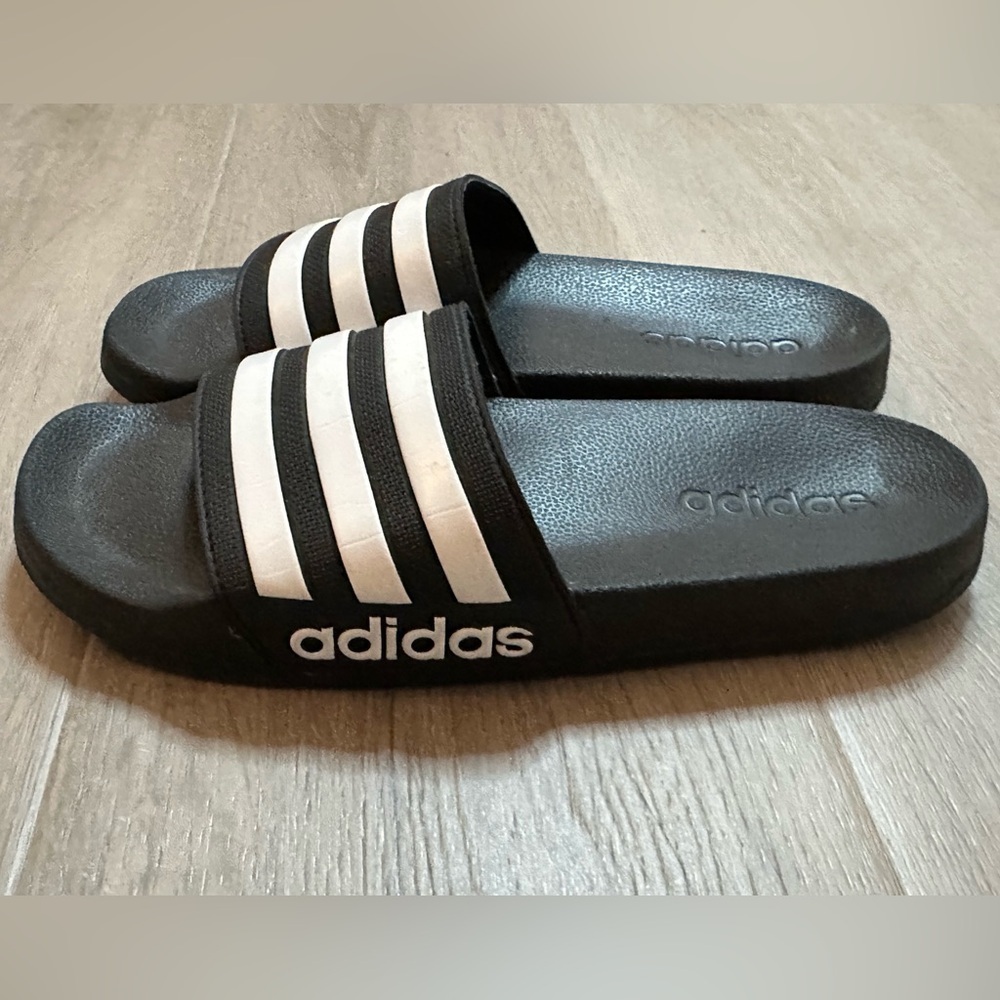 NWOT ADIDAS Girls Sliders size 4 Black and white - Picture 9 of 10
